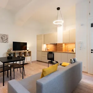 https://apt-eclectic-and-design-duplex-in.praguehotelsweb.com